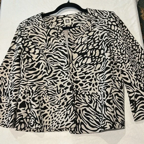 Anne Klein Black and White animal, print jacket size small lined flare sleeve - Picture 6 of 6